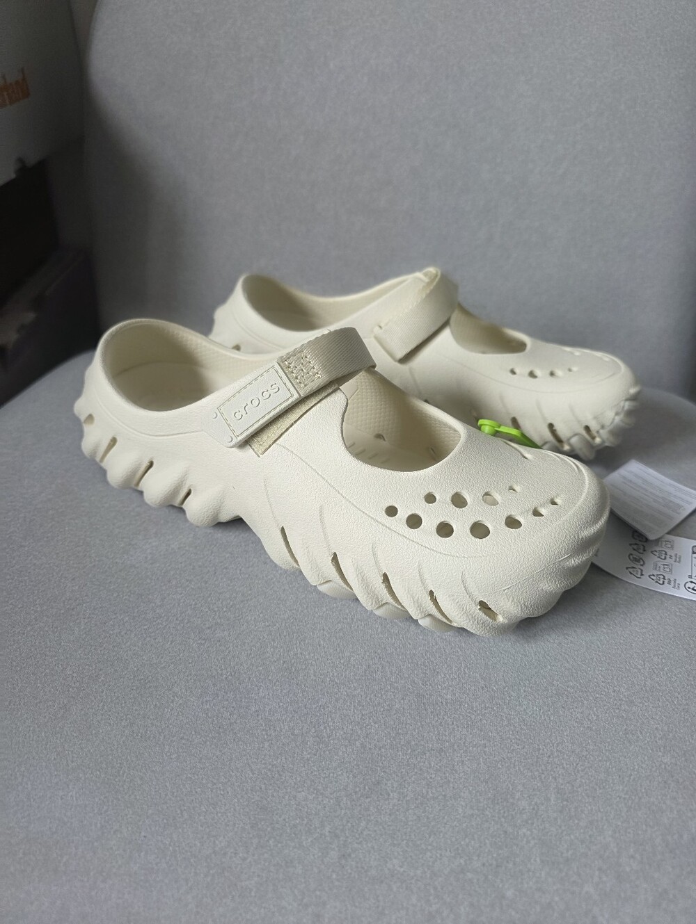 Womens Size 8 Echo Mary Jane Crocs (Cream) Brand New With Tags - Picture 2 of 14